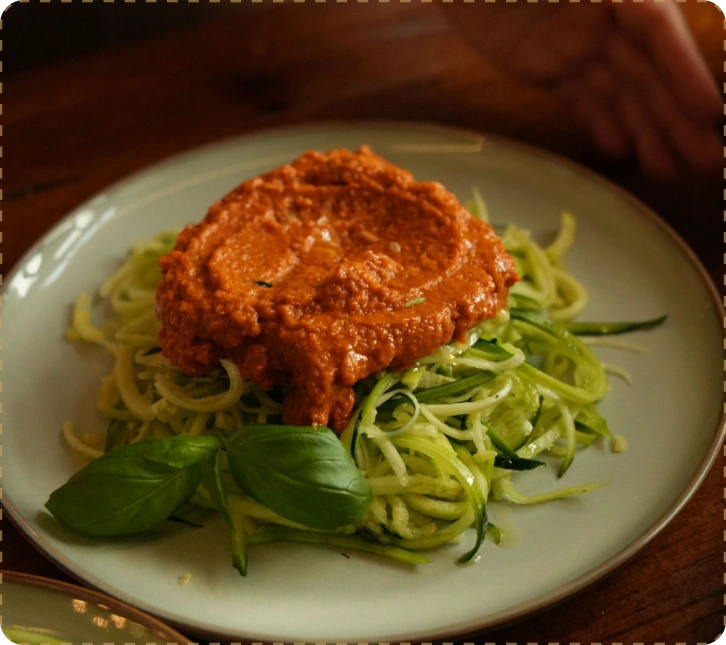 Prato de comida viva — esparguete de curgete